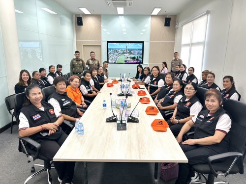 (Thai) วันที่ ๑๖ พฤษภาคม ๒๕๖๗ เวลา ๑๕.๐๐ น. พันตำรวจตรีศรายุทธ เวียงสมุทร สารวัตรปราบปราม สภ.เมืองร้อยเอ็ด และนางสิริลักษณ์ เชียงว่อง หัวหน้าสำนักงาน UNFPA กองทุนประชากรแห่งสหประชาชาติ ประจำประเทศไทย พร้อมคณะ เข้ารับฟังบรรยายและขึ้นชมหอโหวด๑๐๑ โดยมีทีมประชาสัมพันธ์ให้การต้อนรับครับ
